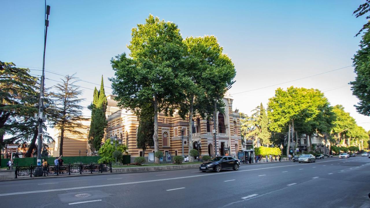 Near The Opera Apartment Тбилиси Екстериор снимка
